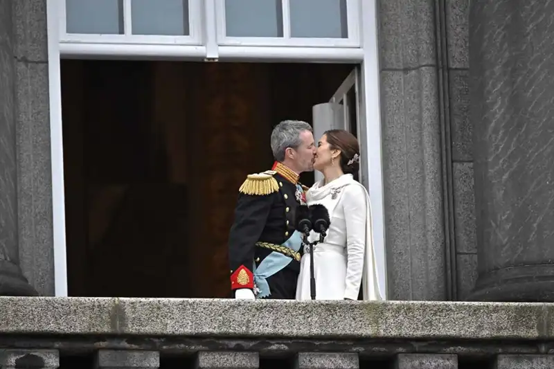 Federico y Mary de Dinamarca protagonizan un romántico beso en el balcón de palacio. 