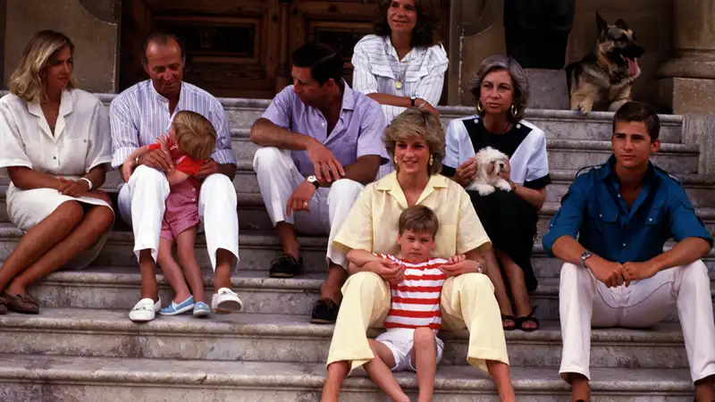 La Familia Real Española junto a Diana de Gales