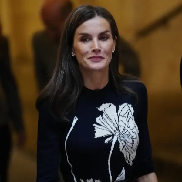 La Reina Letizia desempolva su vestido de punto 'arty' para inaugurar una exposición 