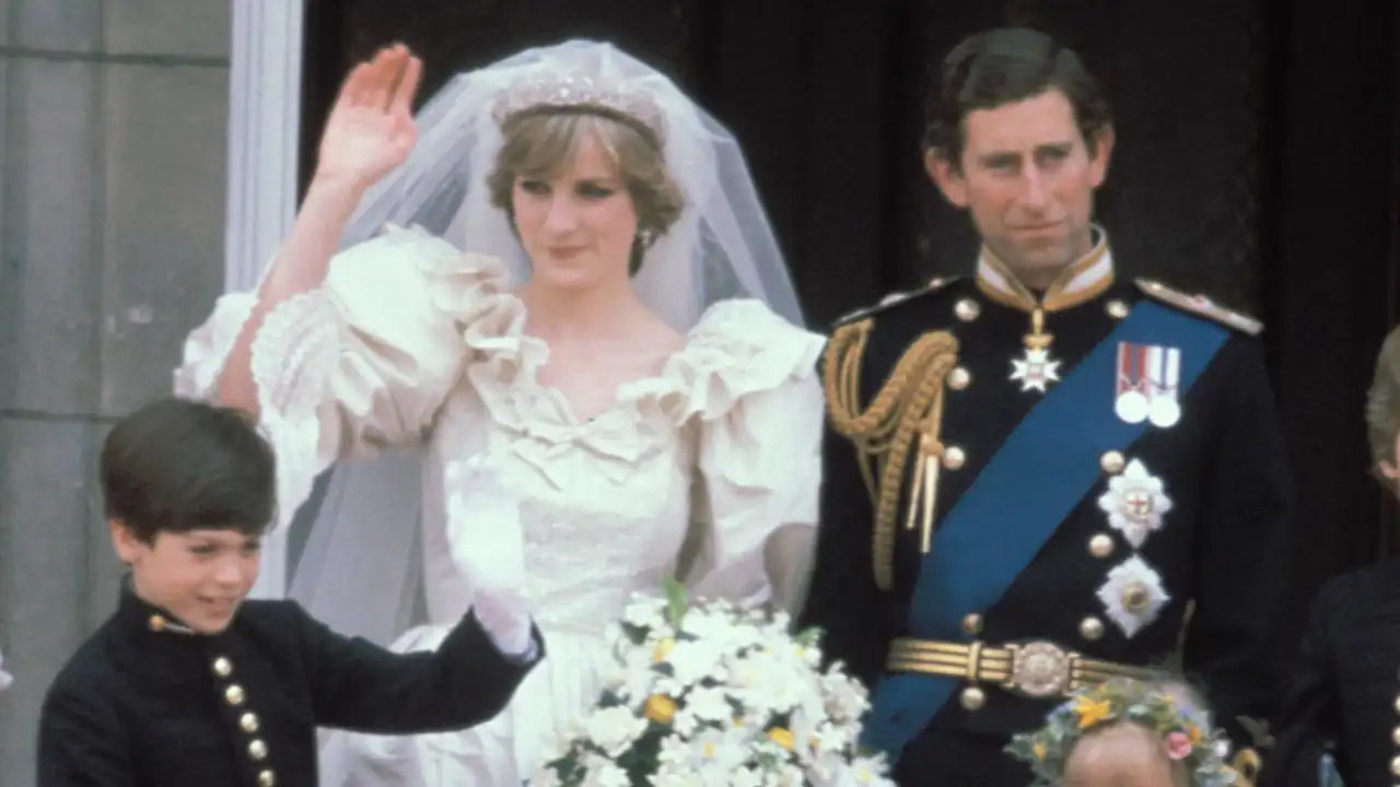 La fascinante historia del vestido de novia de Diana de Gales y la guerra de sus diseñadores por sus ingresos