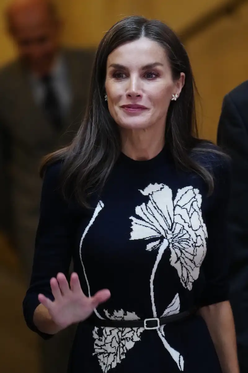 El original adorno floral del vestido de la Reina Letizia en Real Academia de Bellas Artes de San Fernando de Madrid.