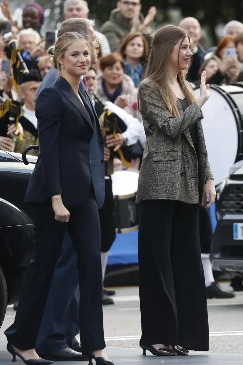 La Princesa Leonor junto a la Infanta Sofía a su llegada al Teatro Campoamor los pasados Premios Princesa de Asturias