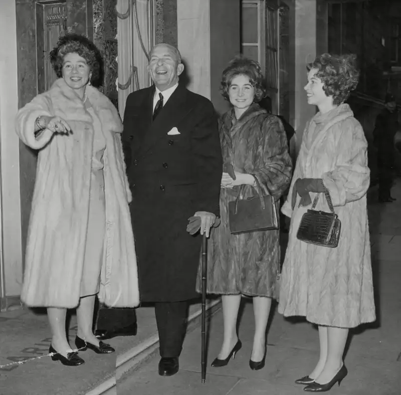 La Reina Federica, el Rey Pablo, la Princesa Irene y la Reina Sofía juntos en Londres en 1961 