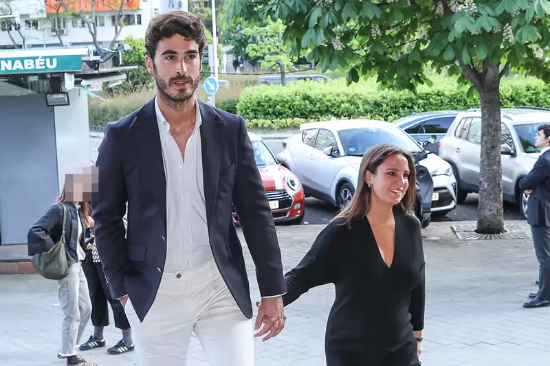 Luis Zamalloa y Marta Pombo paseando de la mano