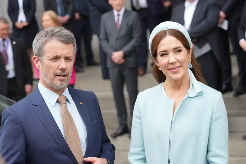 Mary de Dinamarca, elegantísima, arrasa en Alemania con un conjunto que desafía al otoño y marca tendencia con sus accesorios