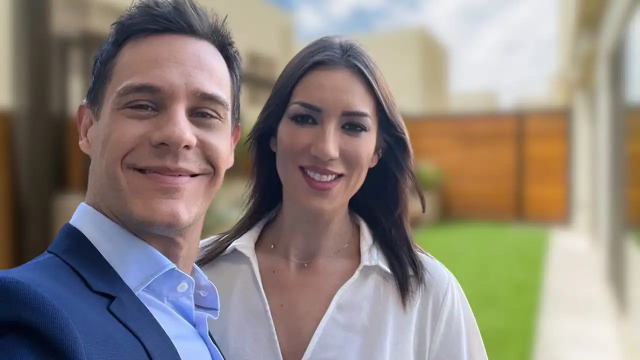 Patricia Pardo y Christian Gálvez nos abren las puertas del coqueto porche de su vivienda, la estancia favorita del matrimonio