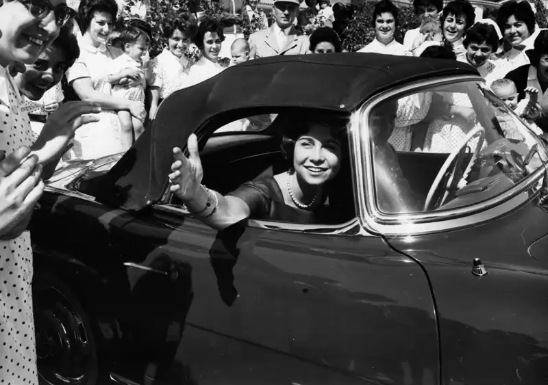 Una jovencísima Sofía saludando desde su coche en Madrid en 1960