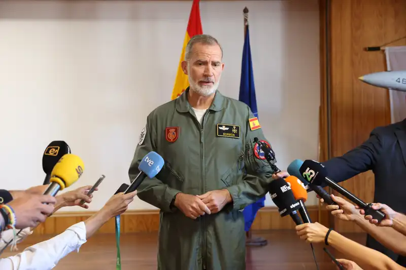 El Rey Felipe VI atendiendo a los medios tras la tragedia provocada por la DANA. 