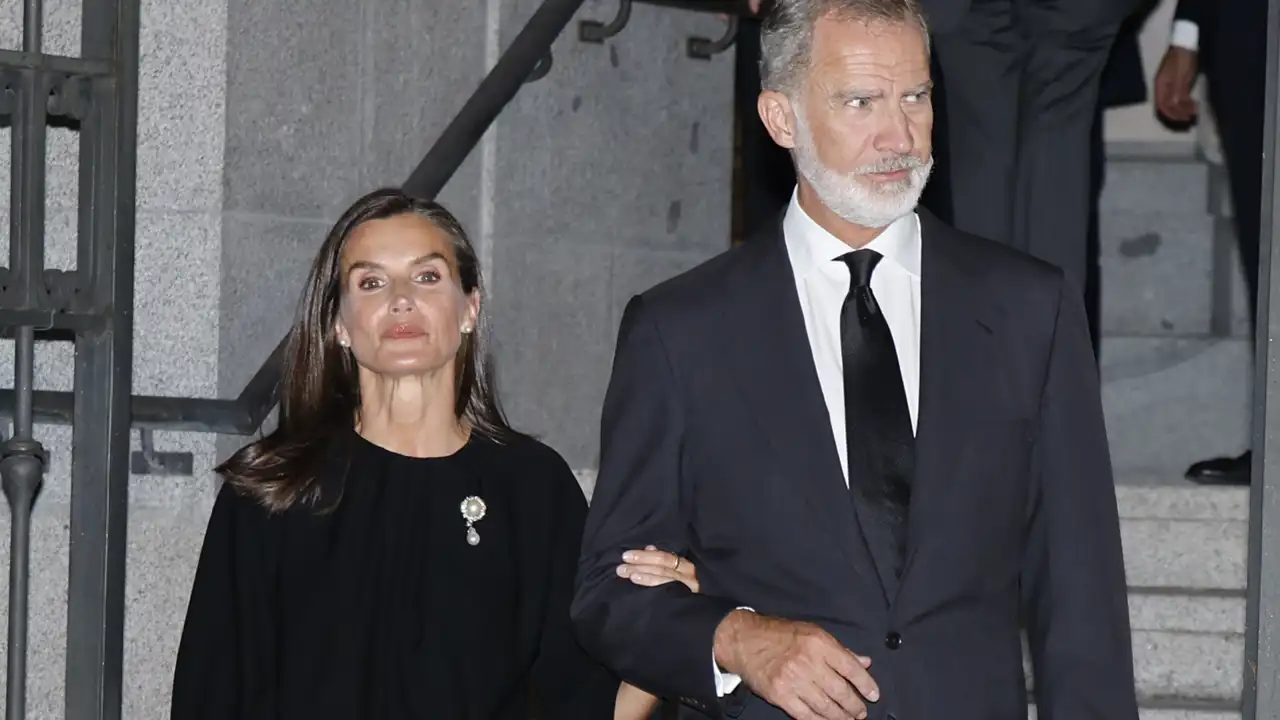 El Rey Felipe y Letizia, serios. 