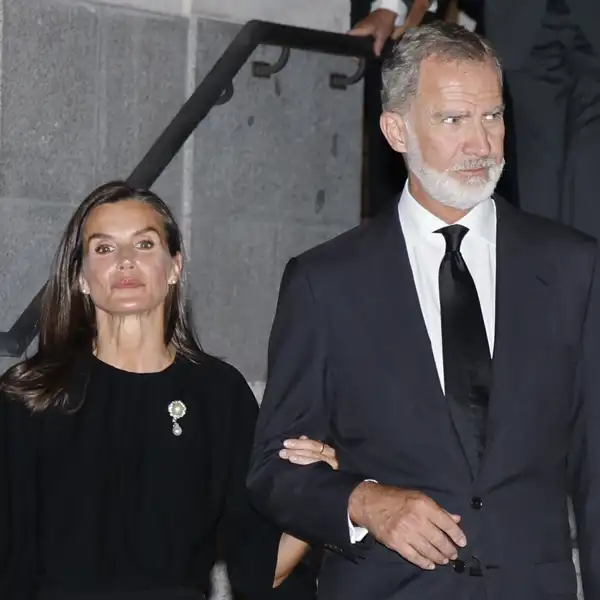 El Rey Felipe y Letizia, serios. 