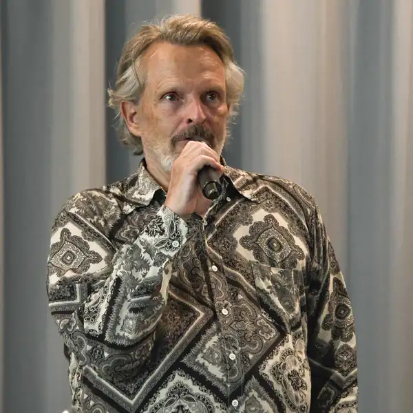 Miguel Bosé en un acto público