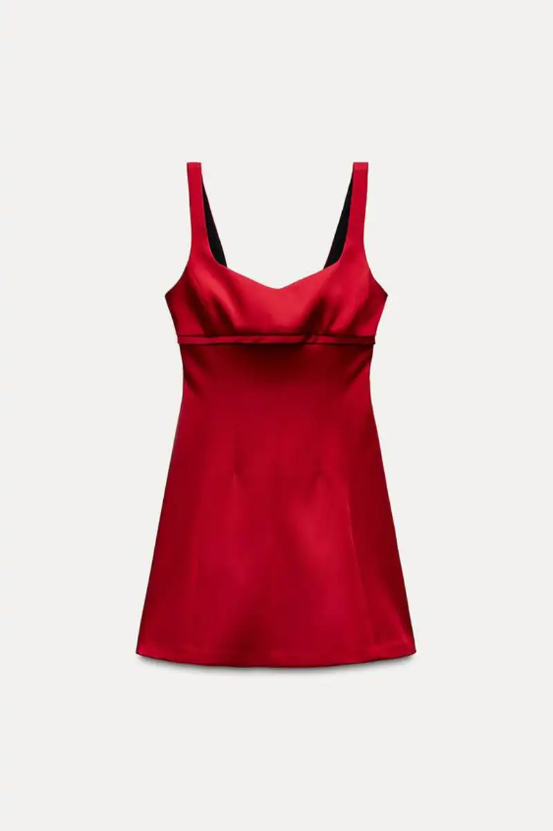 Vestido mini satinado cut out de Zara 29,95 euros