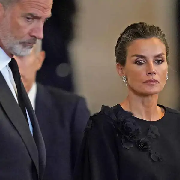 La Reina Letizia y el Rey muy serios