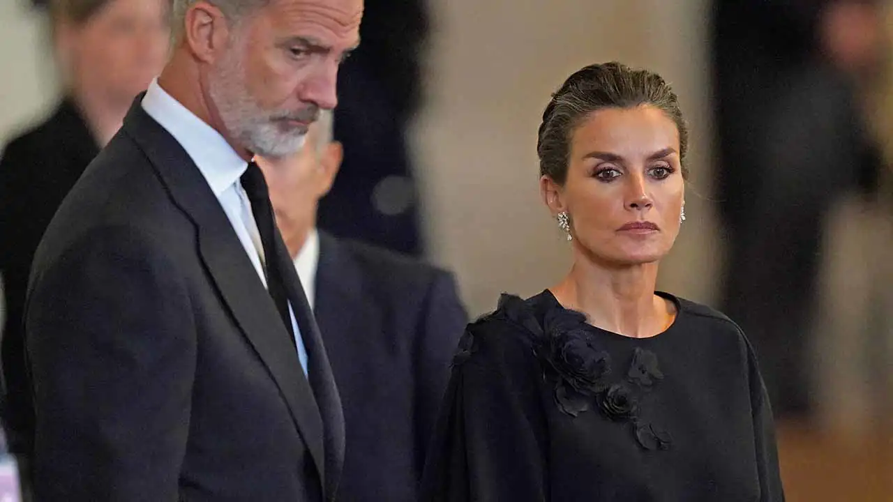 La Reina Letizia y el Rey muy serios