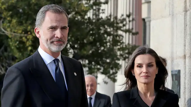 Letizia y Felipe serios