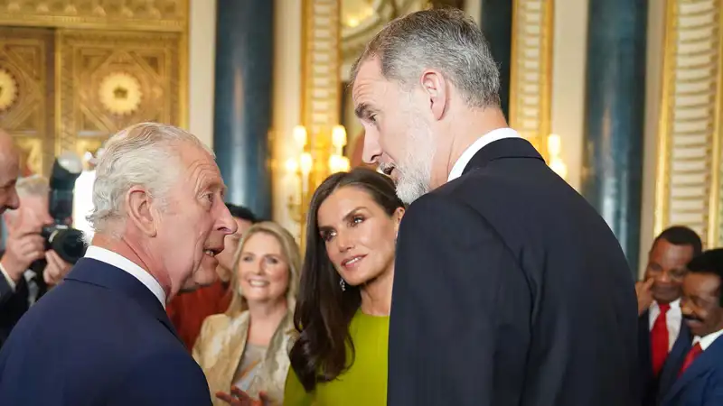 Carlos de Inglaterra junto a Letizia y Felipe