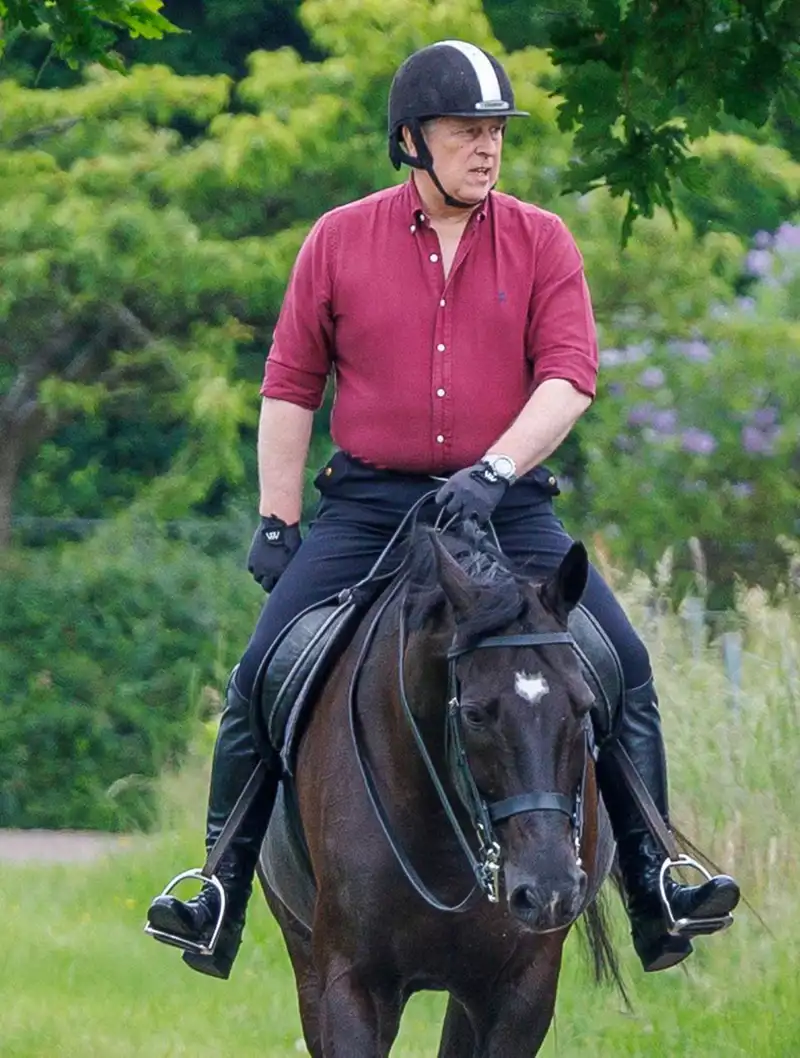 El Príncipe Andrés montando a caballo