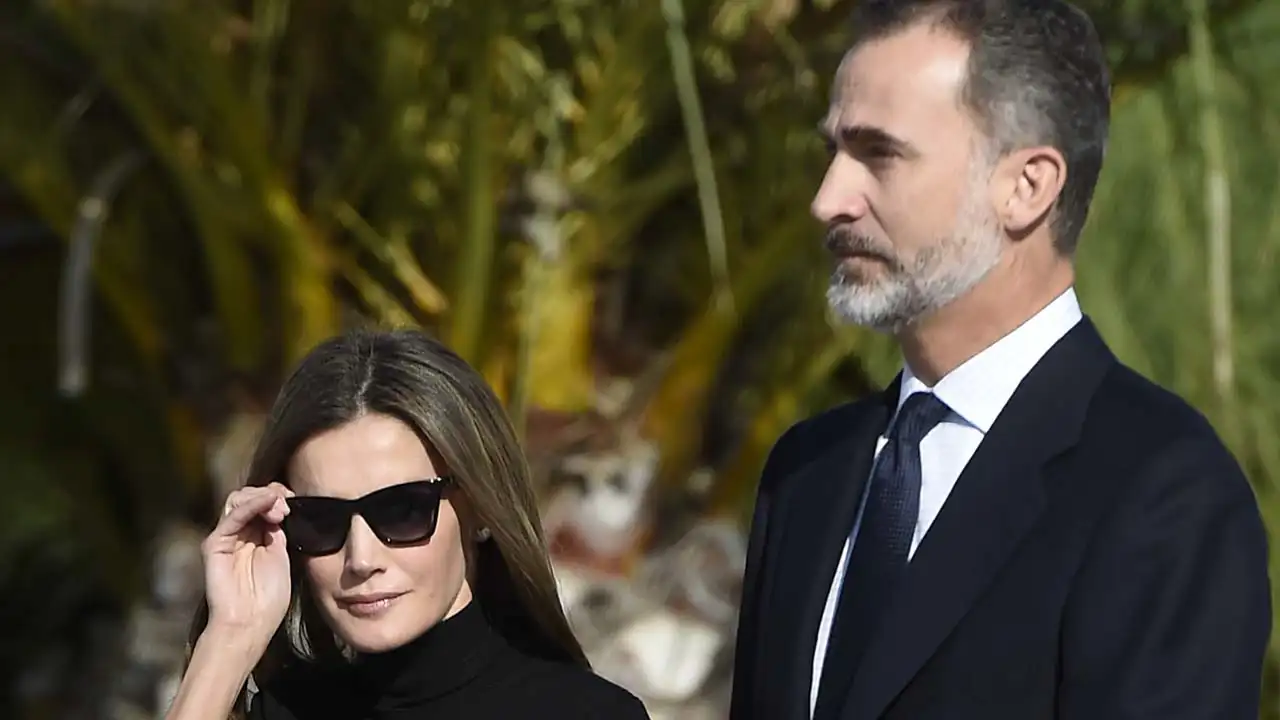 Los Reyes Felipe y Letizia muy serios