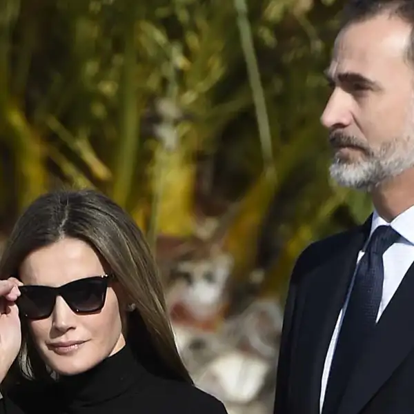 Los Reyes Felipe y Letizia muy serios