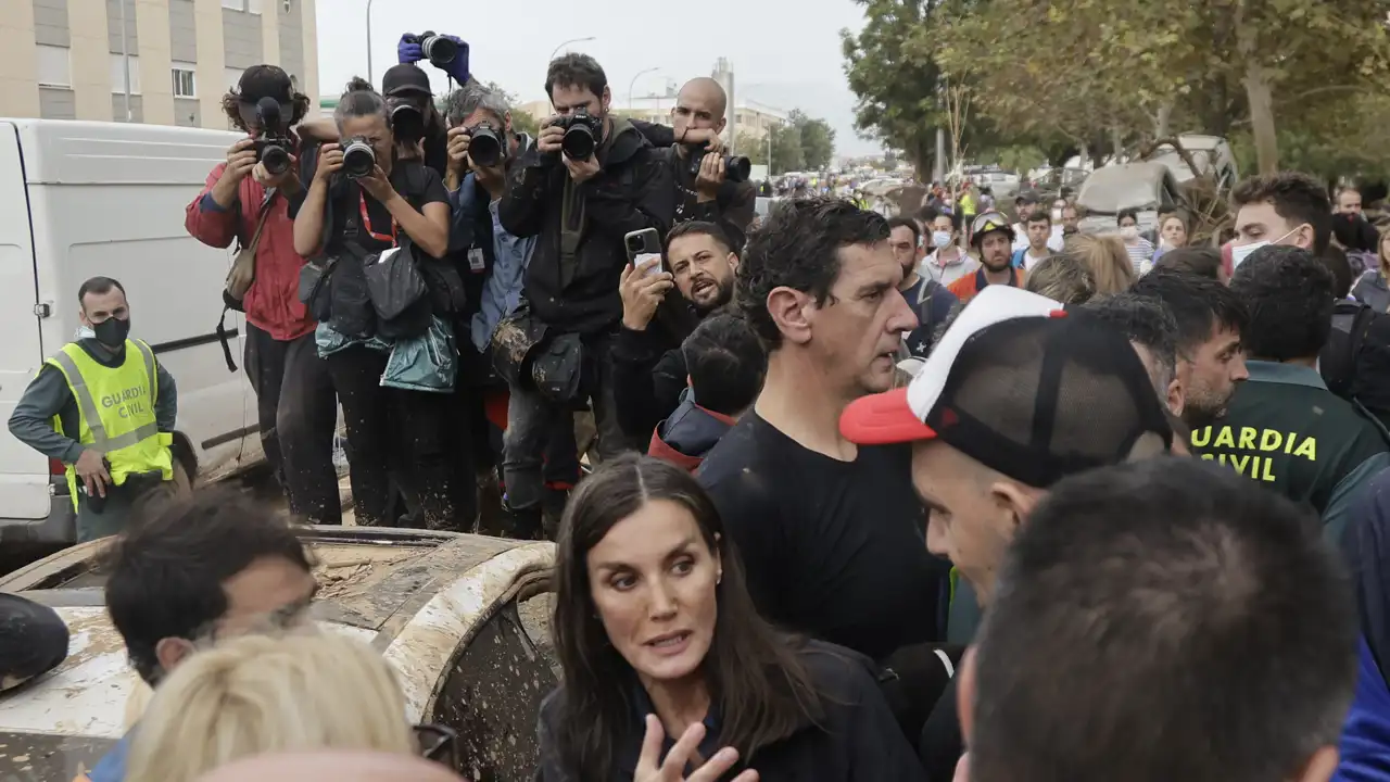 Doña Letizia rodeada de vecinos enfadados en Paiporta, Valencia