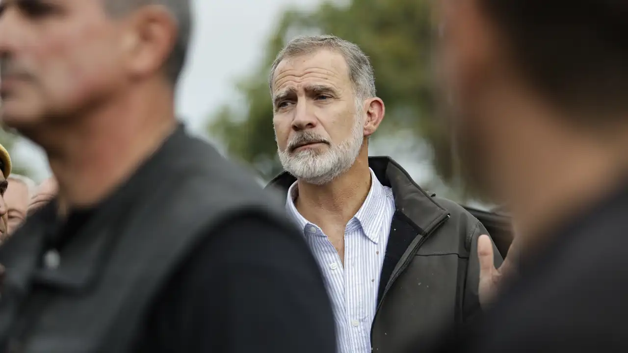 El Rey Felipe VI da un paso al frente y convoca un gabinete de última hora tras lo vivido en Paiporta