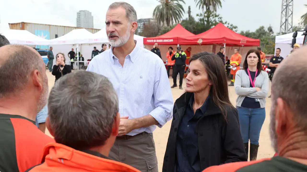 Felipe VI y la Reina Letizia dan un paso al frente y mueven ficha tras la tensión vivida en Paiporta por la DANA