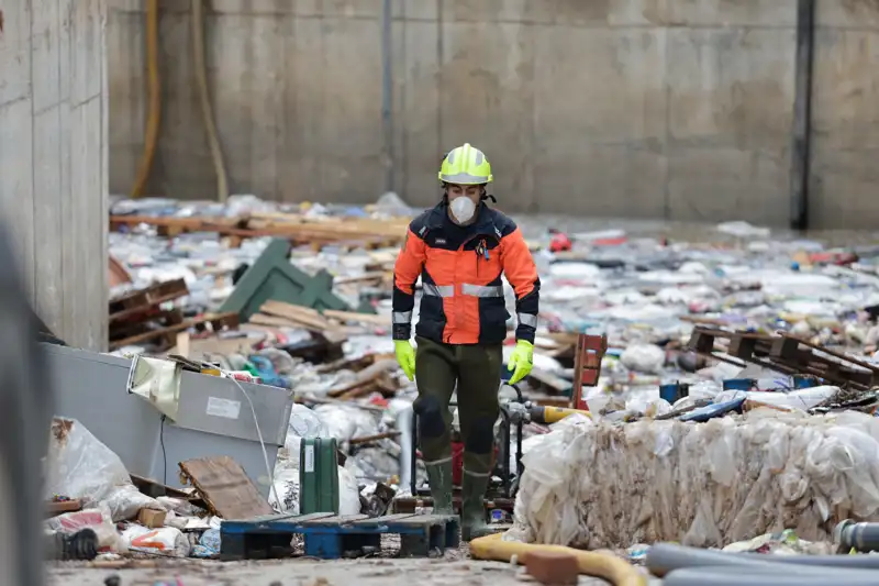 Un efectivo trabaja en medio de la devastación