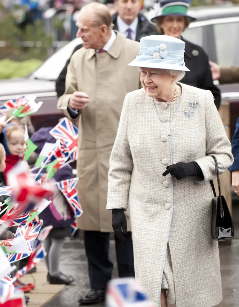 Isabel II junto a su marido, Felipe de Edimburgo, en Aberfan en 2012 