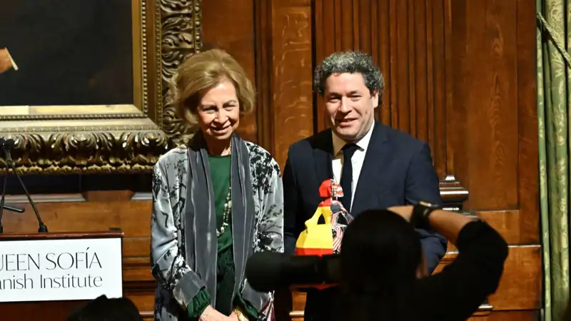 La Reina Sofía con el músico y compositor venezolano Gustavo Dudamel. 