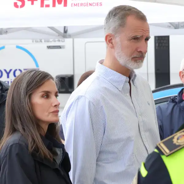 Los Reyes Felipe y Letizia durante su visita a Paiporta