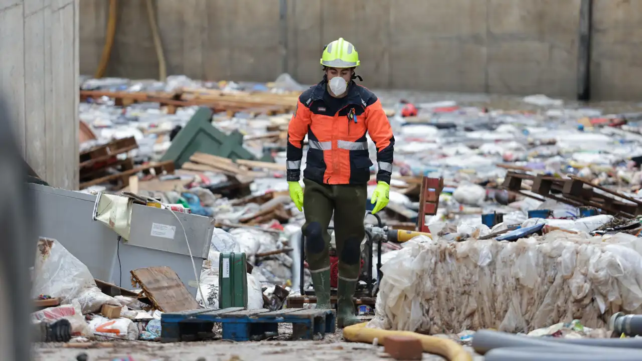 Un efectivo trabaja en medio de la devastación