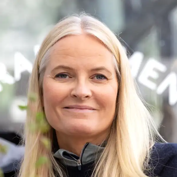 Mette-Marit en un jardín de Oslo