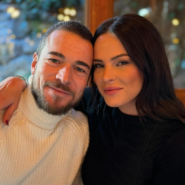 Tony Spina y Marta Peñate en un restaurante