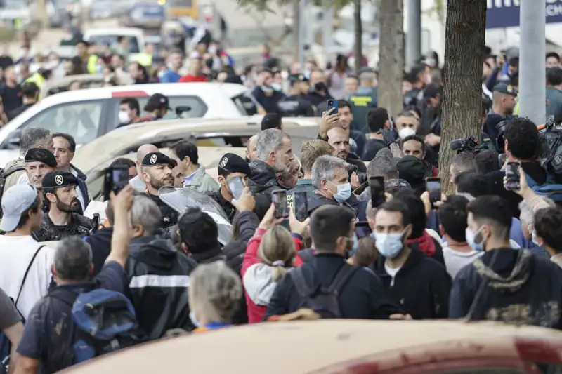 El Rey Felipe en medio de una multitud en Paiporta