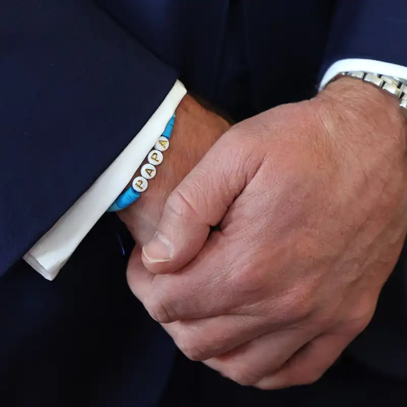 La pulsera del príncipe Guillermo, regalo de su hija Charlotte