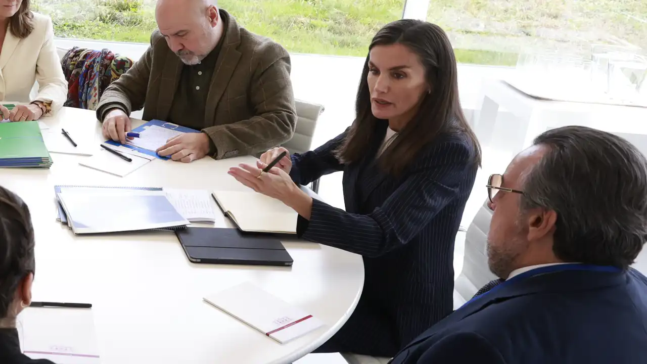 La Reina Letizia, en una reunión de trabajo en su despacho de Zarzuela.