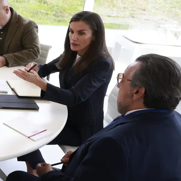 La Reina Letizia, en una reunión de trabajo en su despacho de Zarzuela.