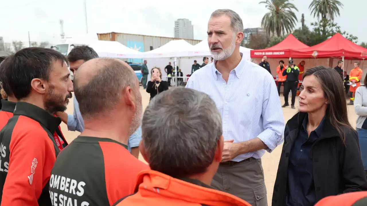 Los Reyes Felipe y Letizia durante su visita a Paiporta