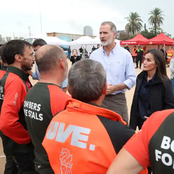 Los Reyes Felipe y Letizia durante su visita a Paiporta