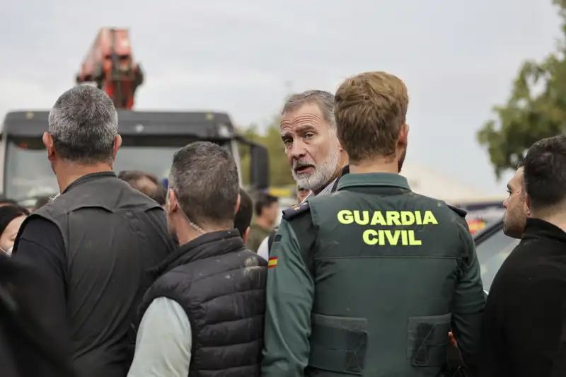 Felipe VI durante su visita a Paiporta