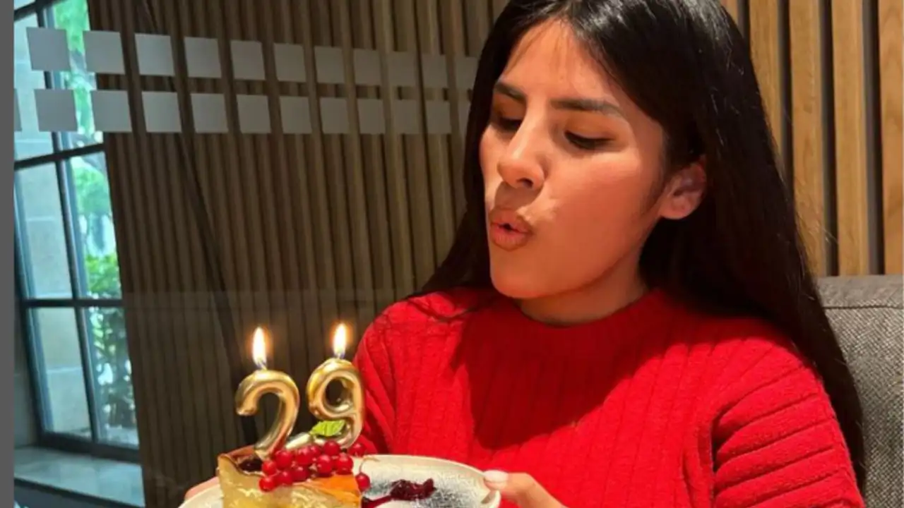 Isa Pantoja sopla las velas de su 29 cumpleaños