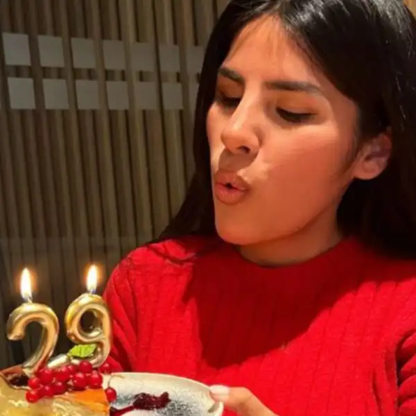 Isa Pantoja sopla las velas de su 29 cumpleaños