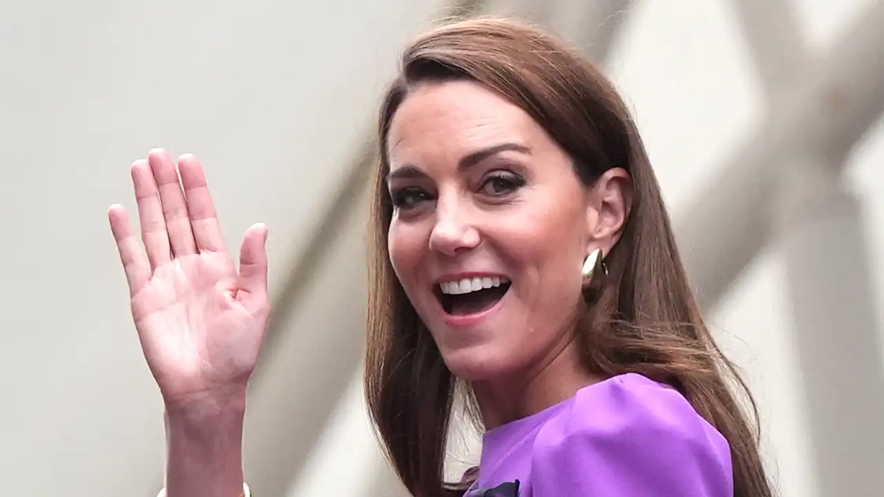 Kate Middleton saludando a los medios de comunicación