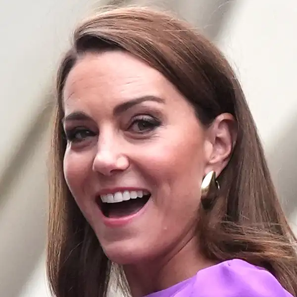 Kate Middleton saludando a los medios de comunicación