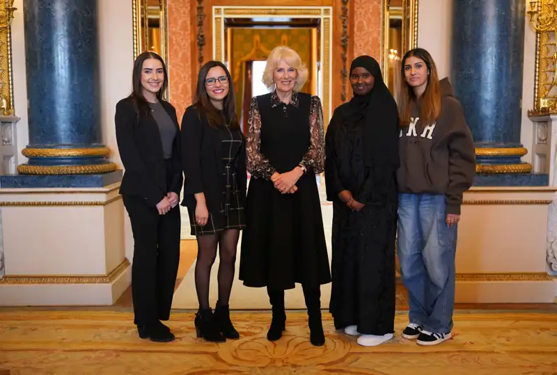 La Reina Camilla en una reunión de trabajo con jóvenes de la fundación 'Safe Lives'