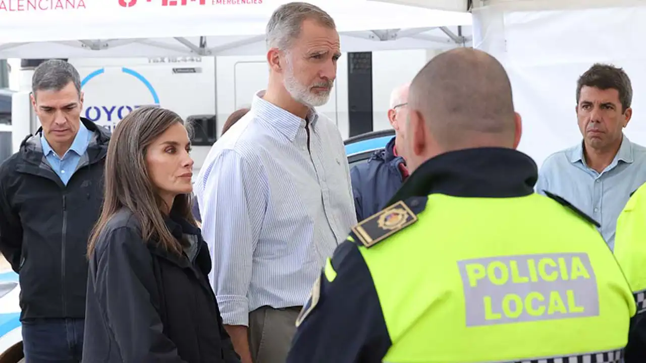 Una experta en protocolo analiza los 2 errores y 5 aciertos de Felipe y Letizia siete días después de su momento más tenso en Paiporta