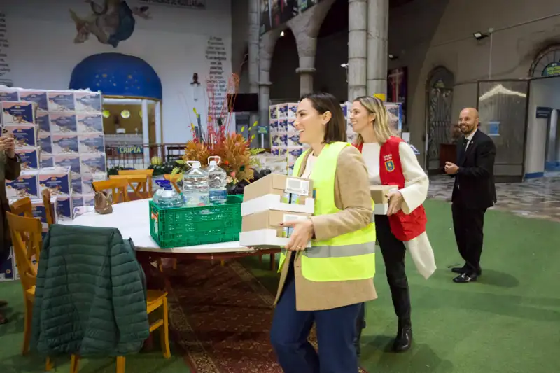 Tamara Falcó ayudando con la clasificación de alimentos destinados a los afectados por la DANA