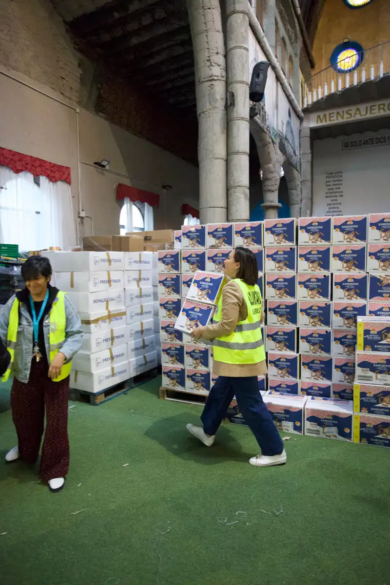 Tamara Falcó se une de voluntaria y carga cajas de comida para los afectados por la Dana