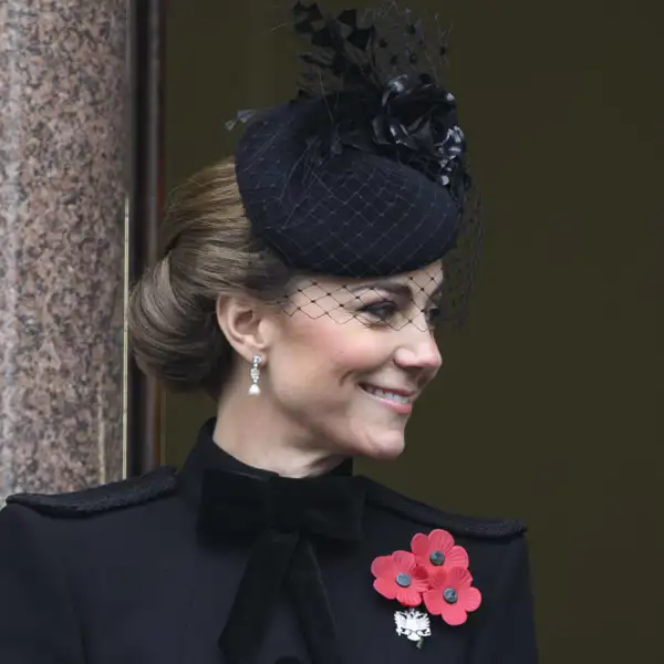 Kate Middleton reaparece en el Día de la Amapola apoyada por su cuñada tras la ausencia de la Reina Camilla