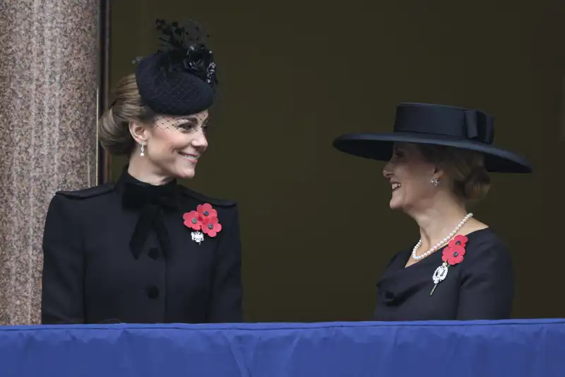 Kate Middleton reaparece en el Día de la Amapola apoyada por su cuñada tras la ausencia de la Reina Camilla